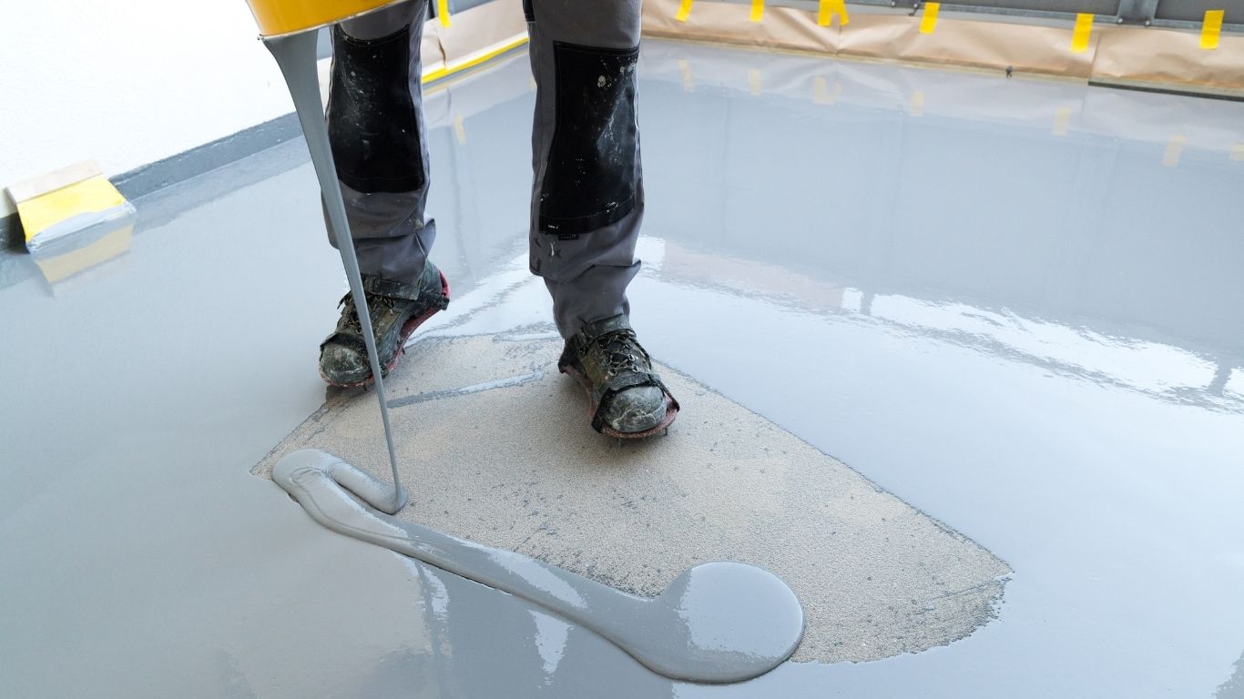 Fachgerechte Balkonsanierung in Leverkusen: Abdichtung einer auskragenden Betonplatte.